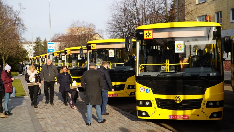 28 нових інклюзивних шкільних автобусів отримали громади Житомирщини
