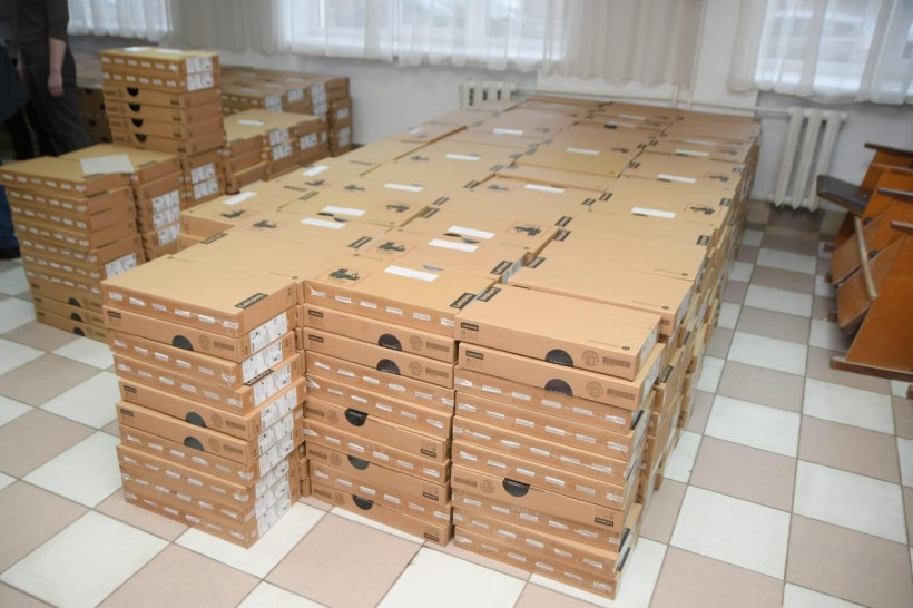 Digital devices for teachers: 50 thousand ukrainian educators received chromebooks