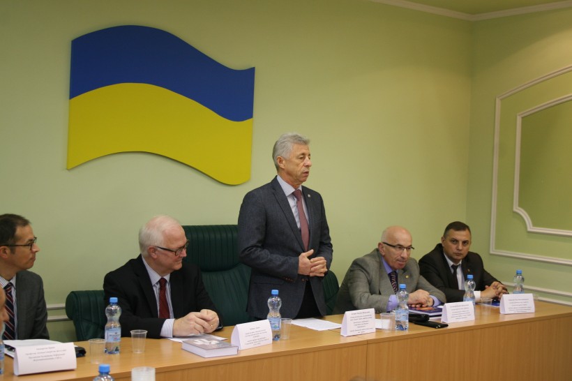 В КрНУ   відбувся міжнародний  круглий стіл   «Конституційна реформа на сучасному етапі: перспективи реалізації»