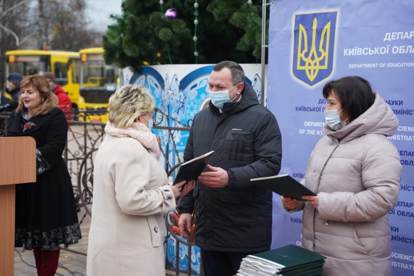 На Київщині презентовано 26 шкільних автобусів