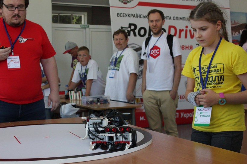 На базі НУБіП провели учнівську олімпіаду з робототехніки “RoboDrive”