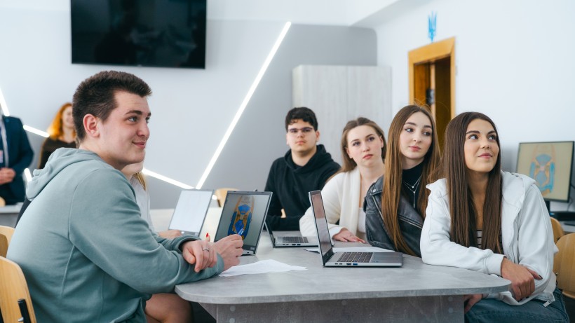 Японія передає Україні понад 7 000 одиниць комп'ютерної техніки для 382 фахових коледжів і шкіл