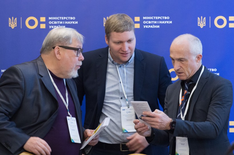 “Освітяни отримали ще одну якісну відкриту платформу, де є інструменти для розвитку громадянської освіти”, - заступник Міністра Павло Хобзей на презентації сайту “Живемо в демократії”