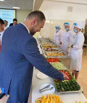 Ми маємо підвищити загальний середній рівень харчування дітей, – Сергій Шкарлет в Одеському НВК № 125