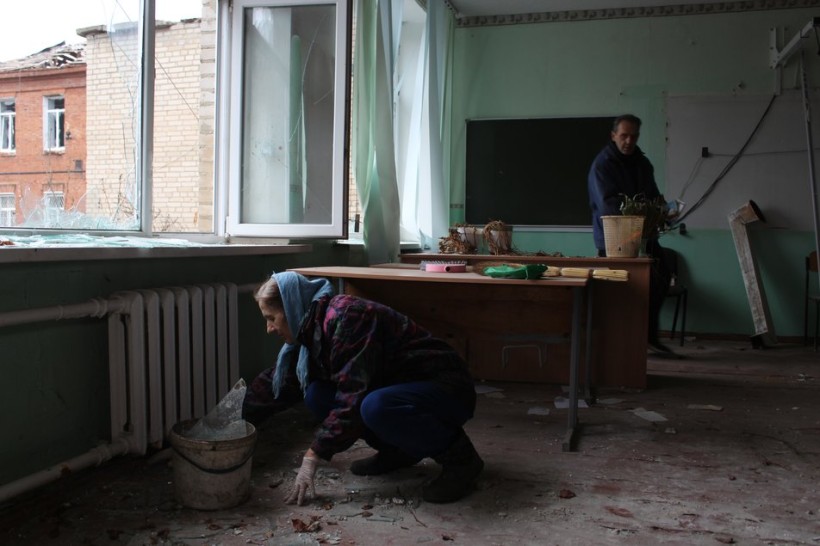 На своєму місці: жителі деокупованого села Циркуни, що під Харковом, прибирають ліцей, в якому жили російські військові