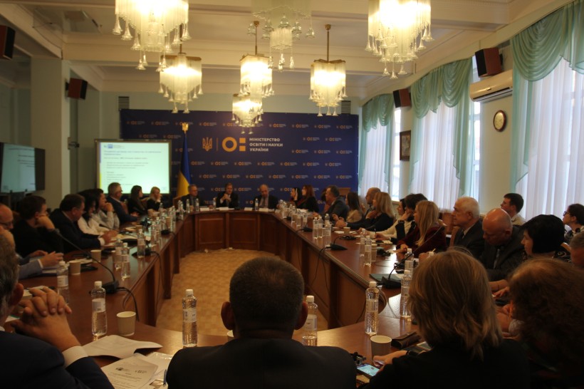 250 закладів професійної освіти вже впроваджують дуальну освіту - їхні учні навчаються як у ПТНЗ, так і на робочому місці, - заступник Міністра Павло Хобзей