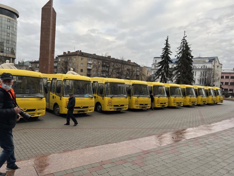 На Івано-Франківщині Сергій Шкарлет передав 12 шкільних автобусів для закладів освіти територіальних громад