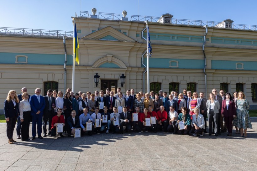 Президент України зустрівся з освітянами та переможцями міжнародних олімпіад