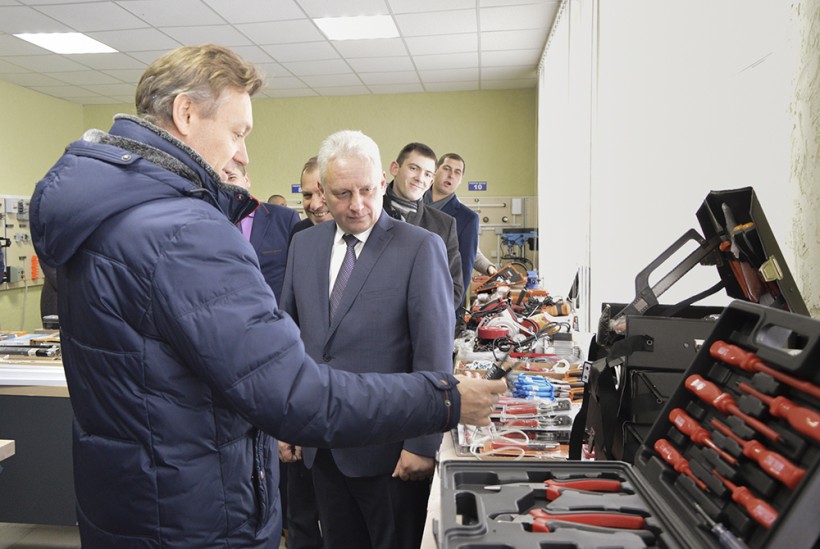 270 інструментів вартістю понад півмільйона гривень, дидактичні матеріали та капітальний ремонт лабораторій - на Кіровоградщині презентували НПЦ для електромонтерів