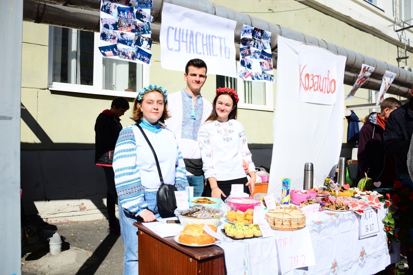 Студенти УМСФ разом з учнями дніпровських ліцеїв провели благодійну акцію “Студентський ярмарок”