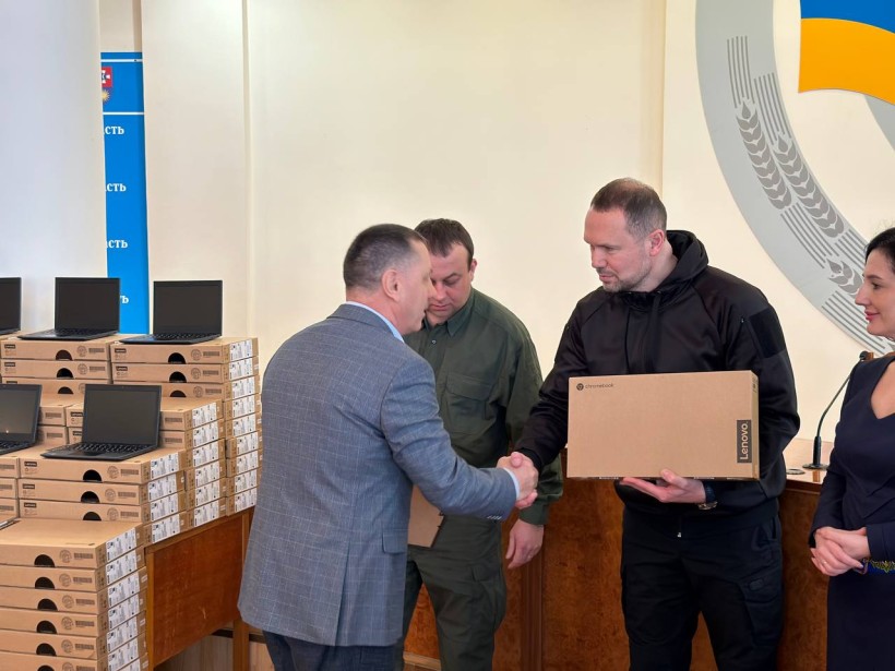 Цифрові пристрої для вчителів: понад 2,4 тис. хромбуків передано для закладів загальної середньої освіти Вінничини