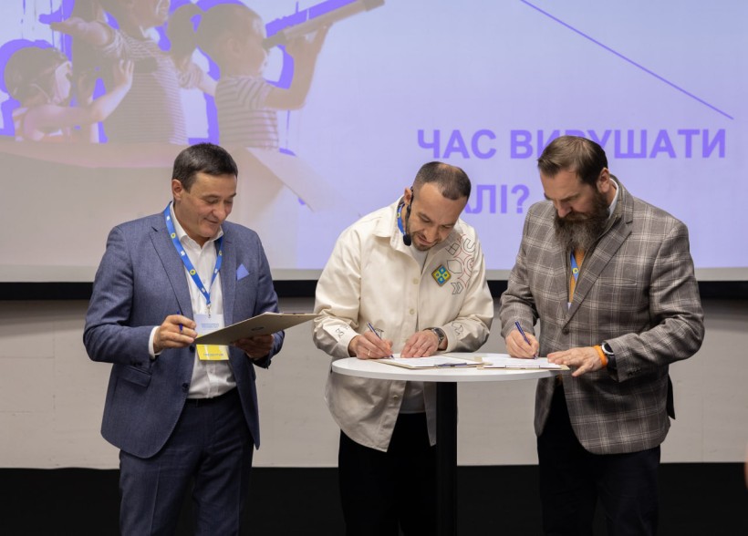 Учителі й учительки більше «інвестують» у розвиток соціально-емоційних навичок у 10-річних, ніж у 15-річних учнів і учениць