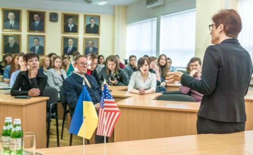 Посол США відвідала студентів ДНУ ім. Олеся Гончара