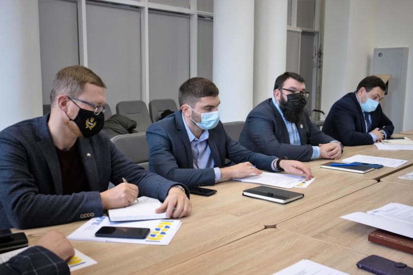«Бізнес йде до університетів»: у МОН відбулось засідання робочої групи щодо впровадження ІТ-курсу