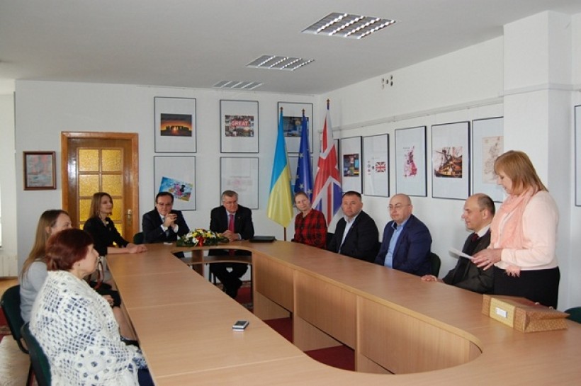 Британський дипломат Саймон Сміт завітав у СНУ імені Лесі ??країнки