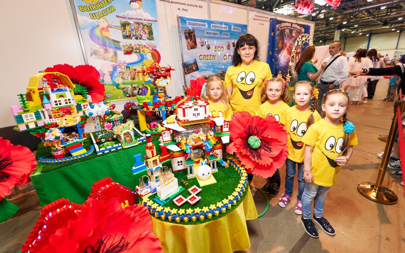 Для впровадження діяльнісних методик The LEGO Foundation уже цього тижня безкоштовно завезло набори LEGO Play Box для 1-класників з 10 областей України