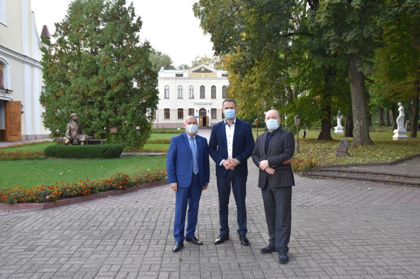 Сергій Шкарлет обговорив з науково-педагогічним колективом та студентами Острозької академії питання розвитку вищої освіти