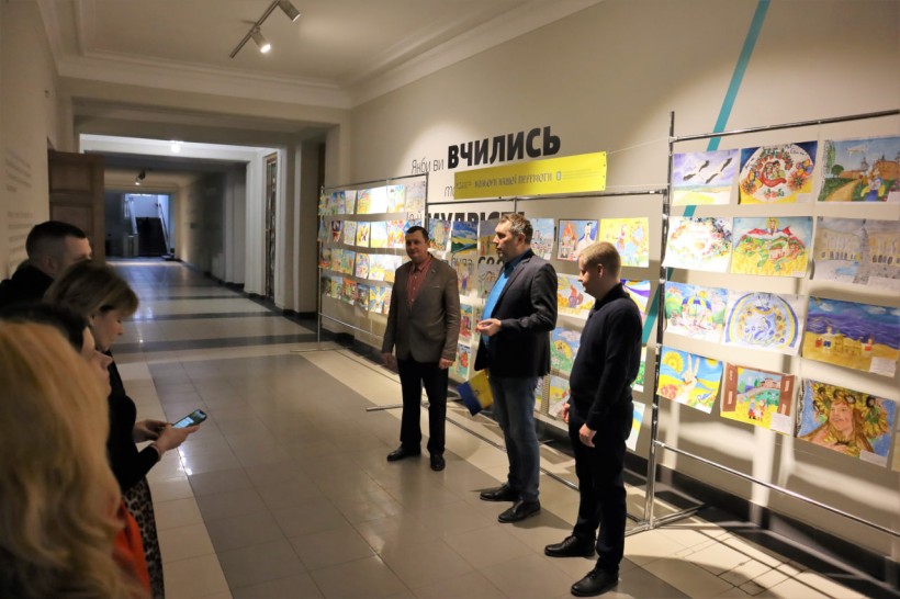У приміщенні Міністерства освіти і науки відкрили виставку «Кольори нашої Перемоги»