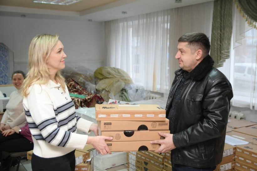 Digital devices for teachers: 50 thousand ukrainian educators received chromebooks