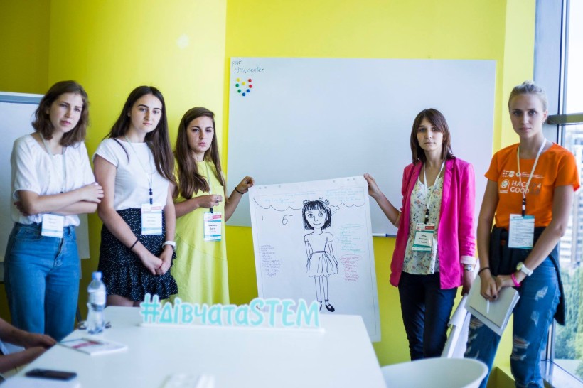 Команда студенток ХНЕУ перемогла у STEM-хакатоні, розробивши інтерактивний комікс для дівчат
