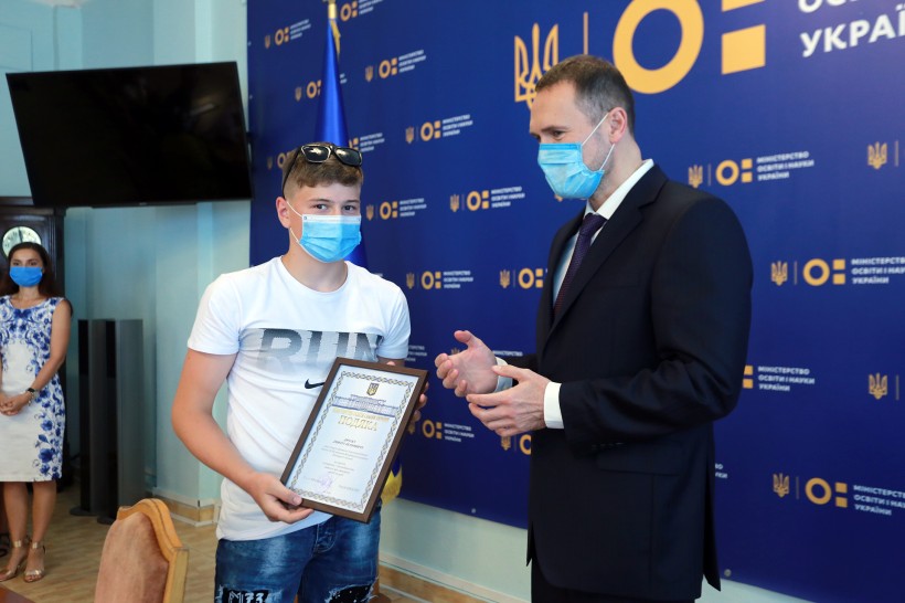 Трьом юнакам, які врятували жінку в Станіславчику, вручили Подяки МОН