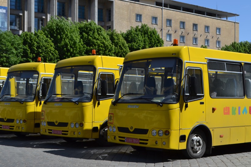 Для школярів Чернівецької області придбали 10 нових автобусів