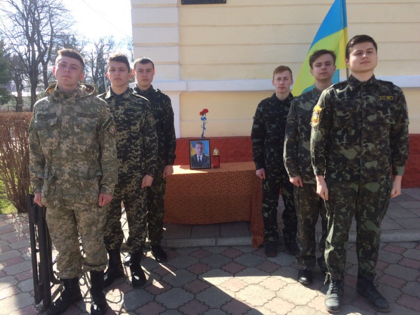 У буковинській школі відкрили меморіальну дошку пам'яті учасника АТО Юрія Мізунського