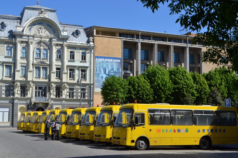 Для школярів Чернівецької області придбали 10 нових автобусів