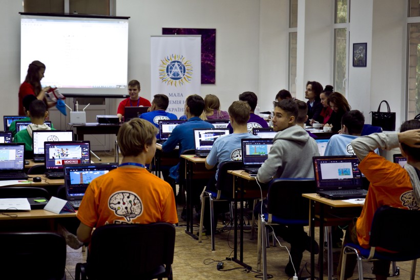 В освітньому ІТ-хакатоні МАН перемогли уроки про flat-анімації, розробку логотипів та 3D-моделювання