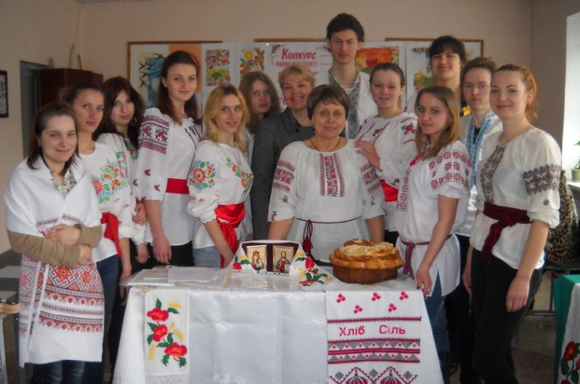У Петріківському ПТУ №79 змагались майбутні художники з розмалювання по дереву