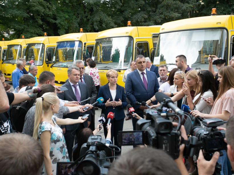 11  областей  повністю використали держсубвенцію на автобуси, закупивши їх для довезення дітей до опорних шкіл