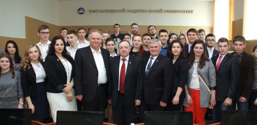 На Хмельниччині представники ВНЗ обговорили питання системи управління вищої освіти