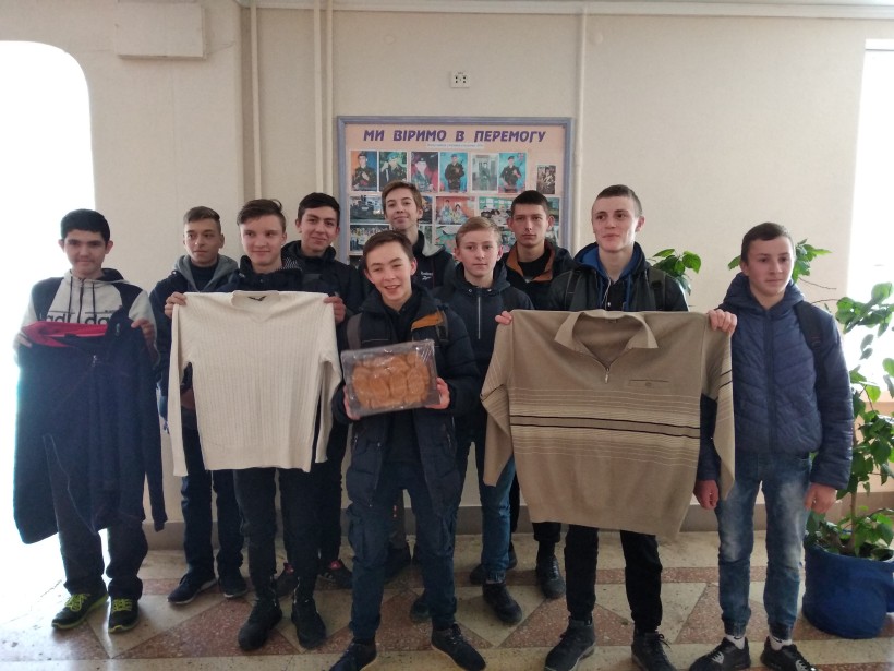 Учні та педагоги закладів профосвіти Хмельниччини провели благодійну акцію “Подаруй тепло солдату”
