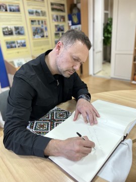 Сергій Шкарлет відвідав пошкоджені і зруйновані заклади освіти у Миколаєві