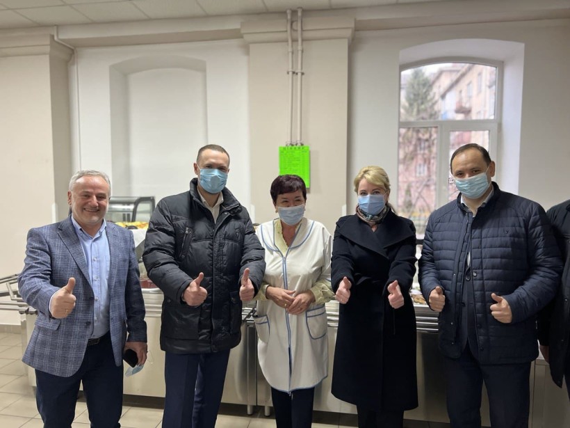 На Івано-Франківщині Сергій Шкарлет передав 12 шкільних автобусів для закладів освіти територіальних громад