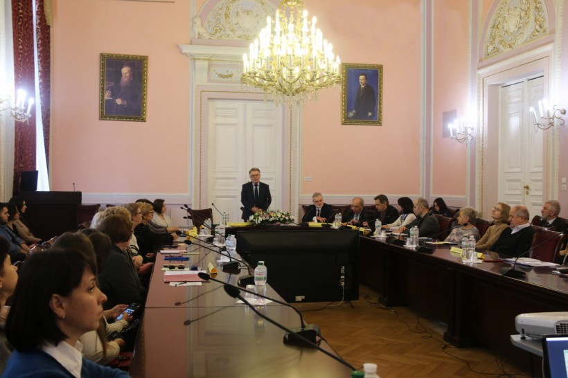 Понад 200 освітян і науковців обговорили сучасні тенденції вивчення хімії у ЛНУ імені Івана Франка