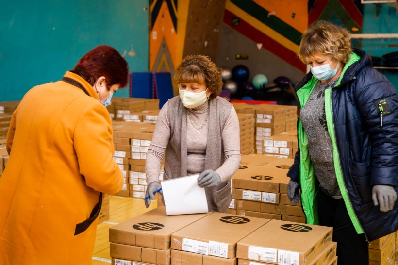 Вчителі Дніпропетровщини отримають першу партію ноутбуків для шкіл