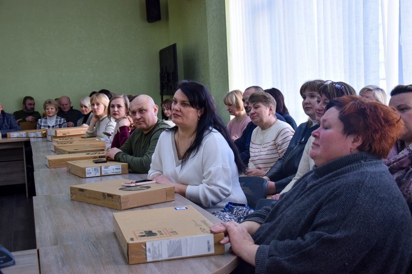 Цифрові пристрої для вчителів: понад 3 100 ноутбуків отримали вчителі Сумщини й Харківщини