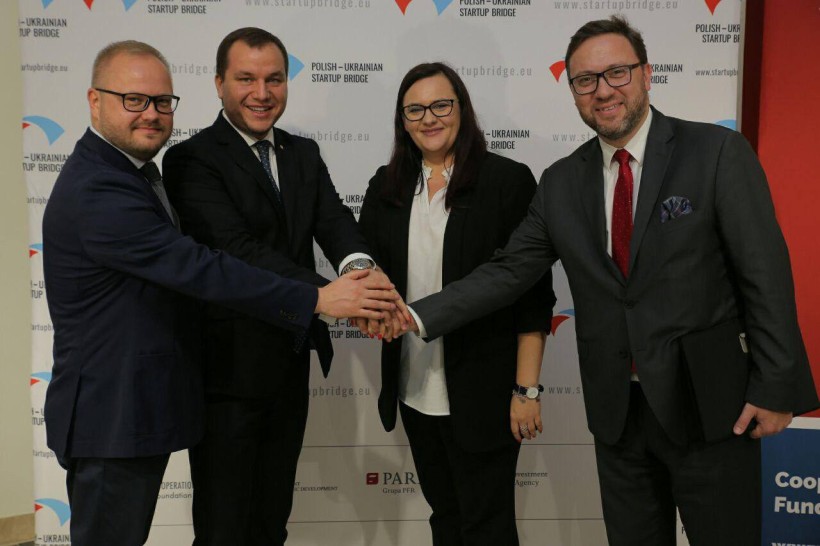 Додаток, який допоможе людям з інвалідністю орієнтуватися в просторі, та сучасні рішення для великих сайтів: українські виші показали свої розробки на KYIV TECH HUB