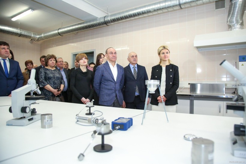 На базі ХНУМГ відкрили лабораторний центр, де навчатимуть спеціалістів з виготовлення кераміки