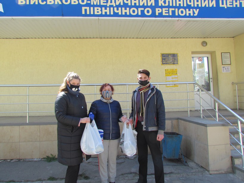 Харківські лікарі та волонтери отримали 1200 захисних масок від студентів і викладачі УІПА