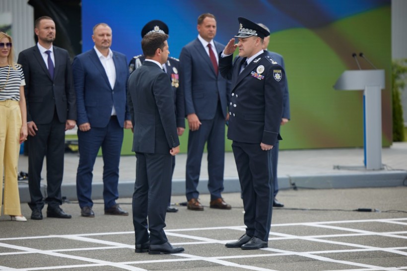 Володимир Зеленський привітав колектив Національної академії внутрішніх справ зі 100-річчям заснування закладу та вручив випускникам дипломи з відзнакою