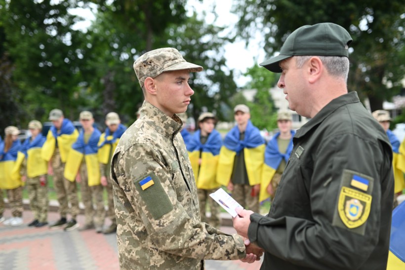Найкращим знавцям дисципліни «Захист України» вручили обласні почесні відзнаки