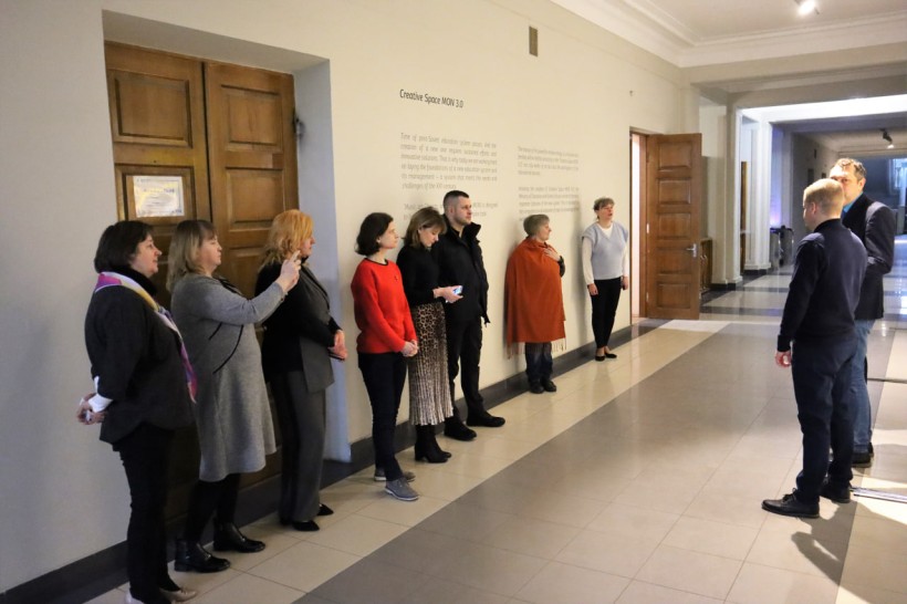 У приміщенні Міністерства освіти і науки відкрили виставку «Кольори нашої Перемоги»