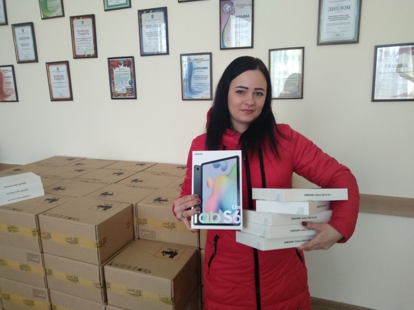 Цифрові пристрої для здобувачів освіти: понад 3 тис. планшетів отримали учні Дніпровщини, Донеччини та Миколаївщини