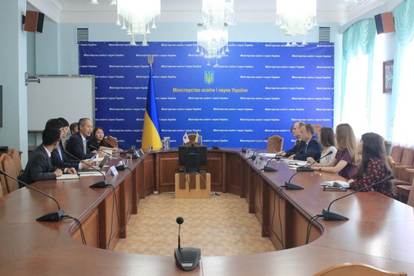 Lee Yang-Gu, South Korea Ambassador to Ukraine and Roman Hreba, Deputy Minister of Education, meet to forge closer links