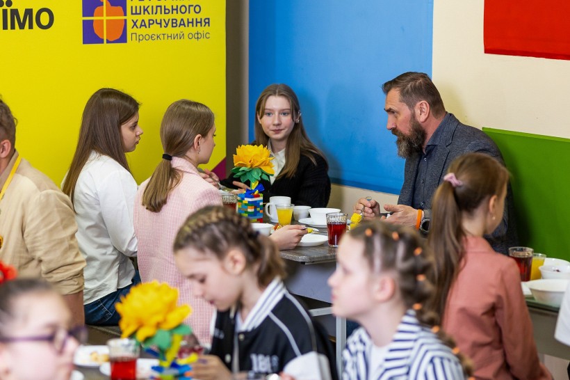 Понад 600 страв: команда шеф-кухаря Євгена Клопотенка презентувала кулінарний збірник для шкільних їдалень