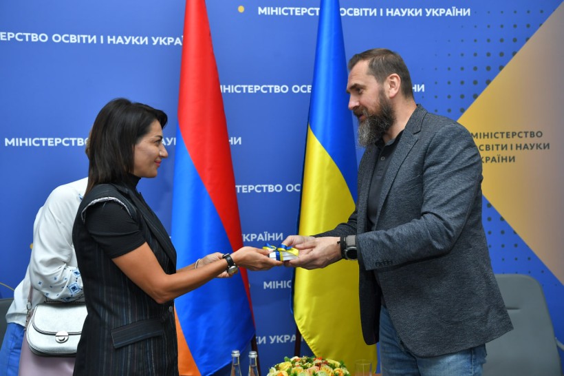 Понад 1000 девайсів для українських школярів: відбулася зустріч із представниками Республіки Вірменія