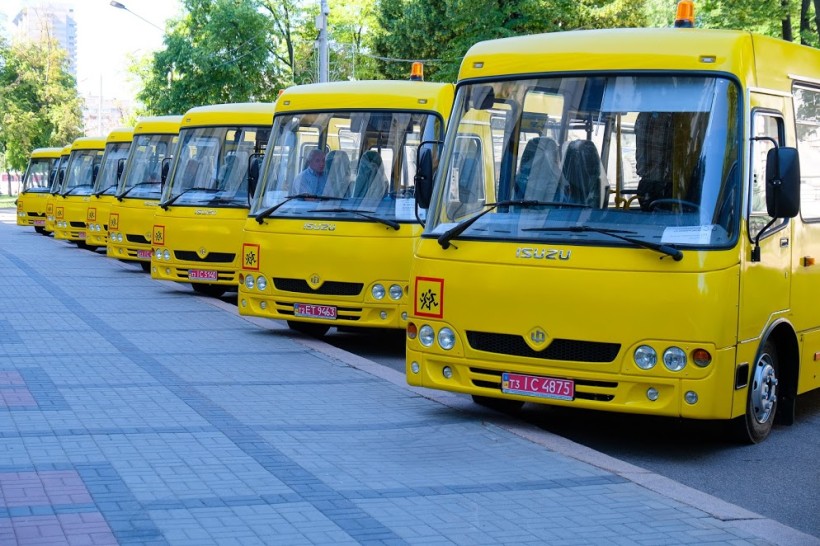 Сільські школи Дніпропетровщини отримали 11 нових автобусів