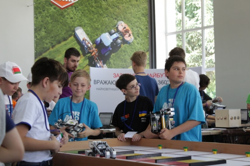 На базі НУБіП провели учнівську олімпіаду з робототехніки “RoboDrive”
